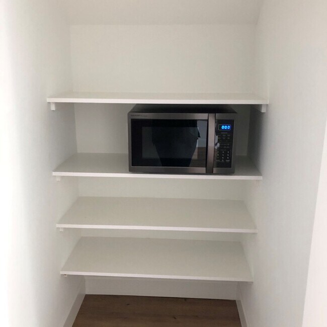 Foto del edificio - 3 STORY 2BD 2.5 BA APARTMENT WITH UPSTAIRS LOFT THAT OPENS TO BALCONY