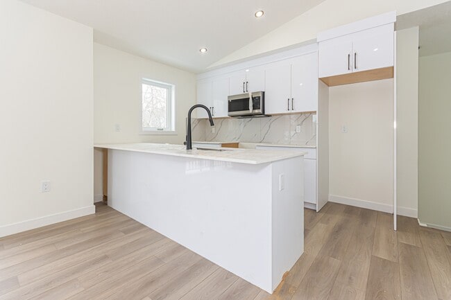 Photo du bâtiment - 15103-15196 96 Ave NW