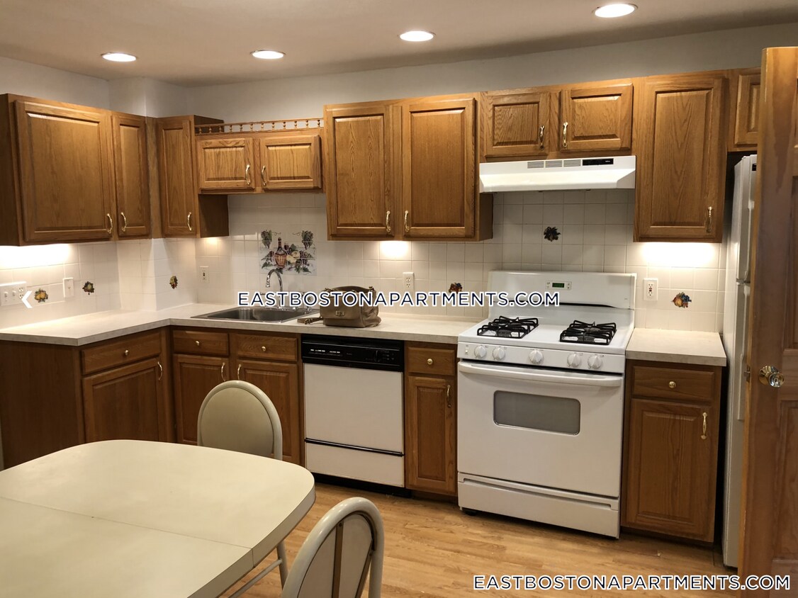 Foto principal - 305 Chelsea St