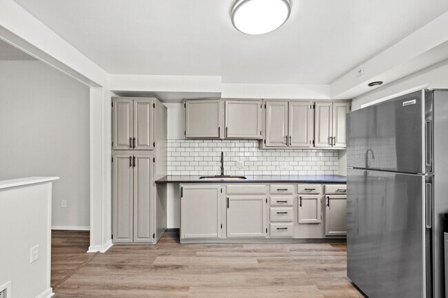 Building Photo - Stunning 4 bedroom in McKees Rocks availab...