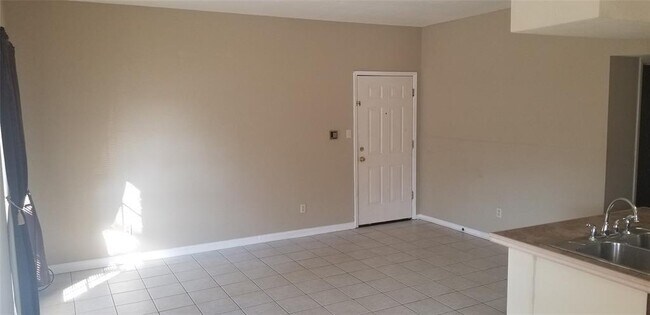 Building Photo - 2626 Holly Hall St