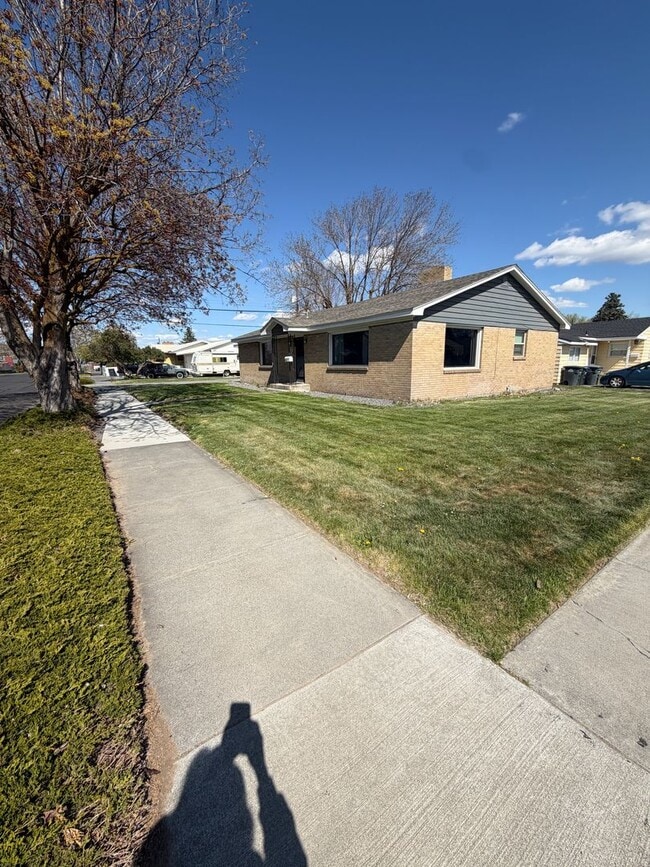 Building Photo - Corner Home In Lakeview Terrace
