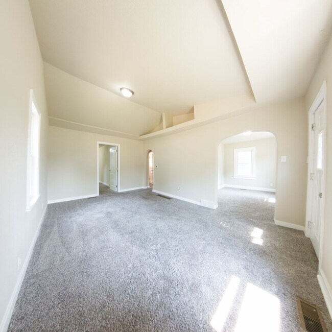 Building Photo - 2 Bedroom with Bonus Room Near Fairgrounds