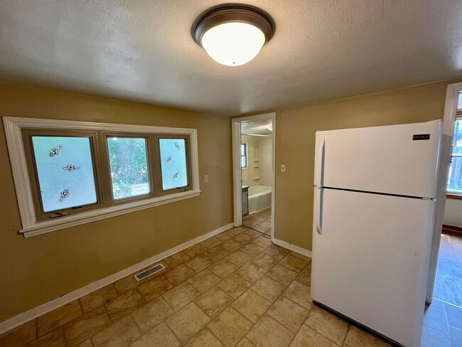 Building Photo - 3 Bed 1 Bath Single Family Home in Rhinela...