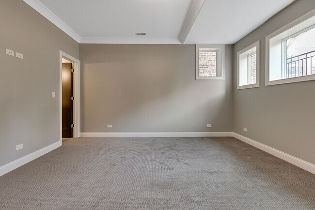 Foto del edificio - 2327 N Southport Ave