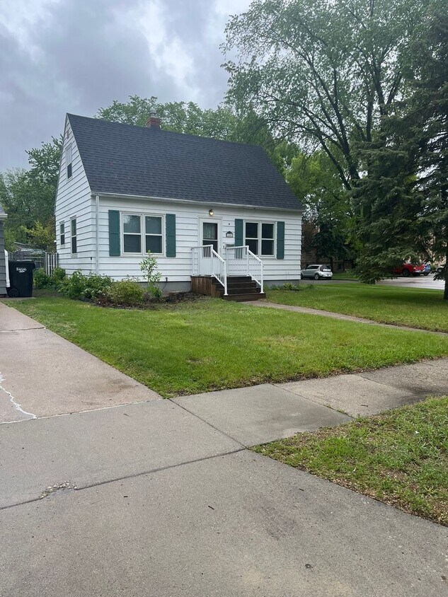 Primary Photo - 1 1/2 Story Home in Fargo 3 bedrooms, 2 Ba...