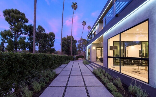 Foto del edificio - 12720 Montana Ave
