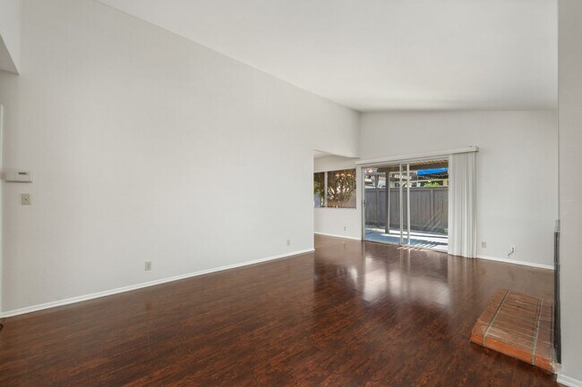 Foto del edificio - Remodeled Condo with Granite Counters and Attached Garage