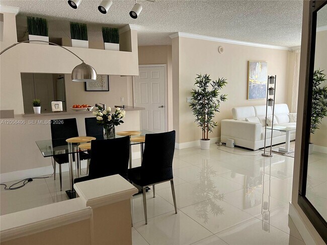 Foto del edificio - 17100 N Bay Rd