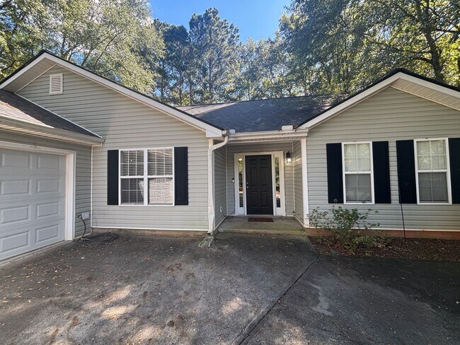 Foto del edificio - Charming 3-Bed, 2-Bath Home in Statham, GA