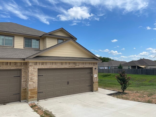 Building Photo - Luxury 3/2.5 Townhouse in NBTX