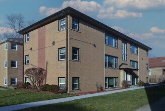 Building Photo - 6925 N Rosemary Ln