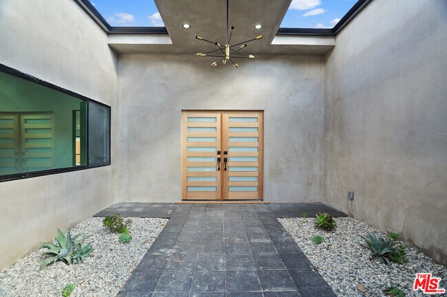 Foto del edificio - 6236 Sale Ave