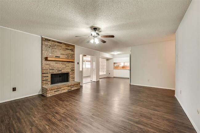 Building Photo - 4004 Hideaway Dr