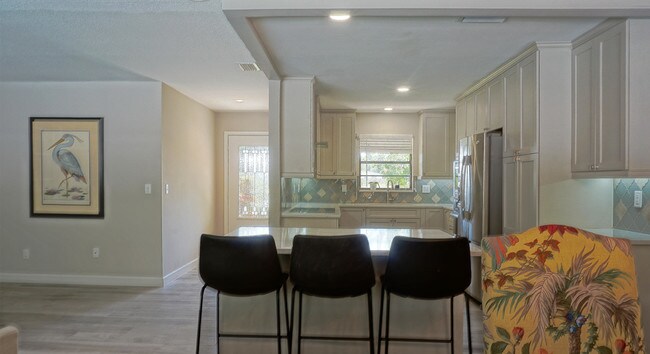 Building Photo - 930 SE Weir Street  Stuart FL 34994