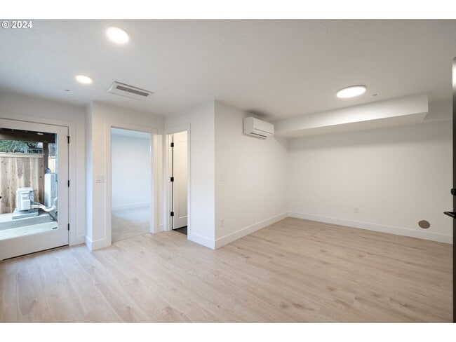 Building Photo - 623 SW Lobelia St