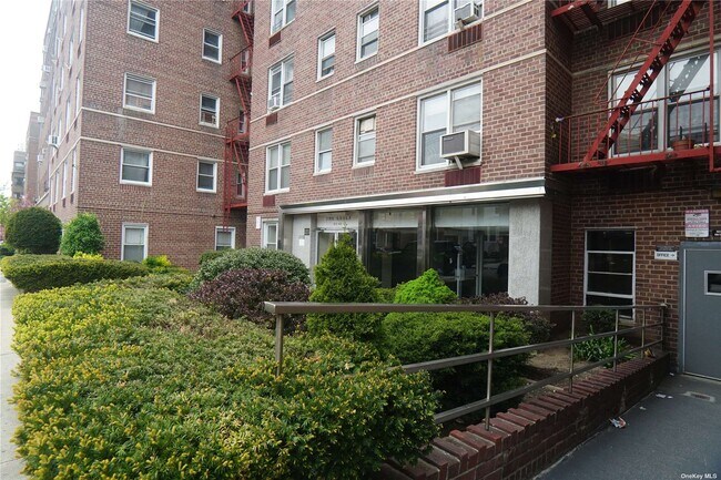 Foto del edificio - 63-45 Saunders St