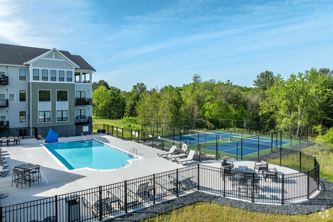 Pool & Pickle Ball Courts - The Woodspire