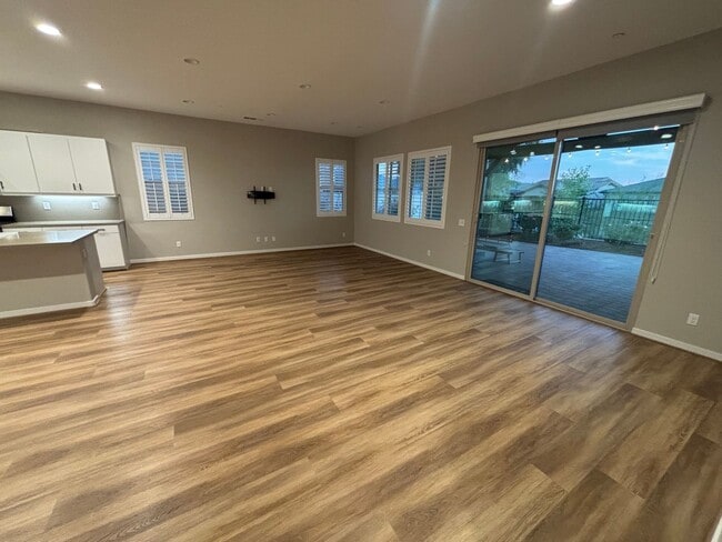 Building Photo - 4 Bedroom Home for Rent in Santa Clarita.