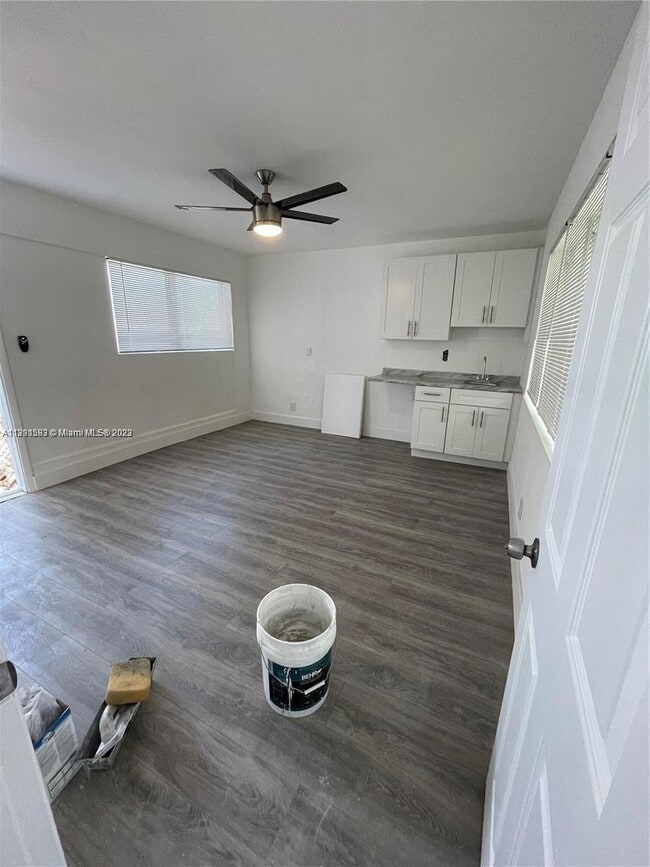 Foto del edificio - 327 NE 55th St