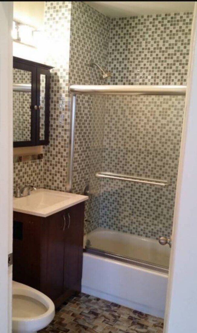 Foto del edificio - 66 Hyde Park Ave