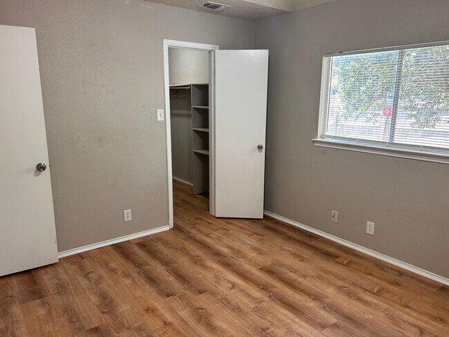 Foto del edificio - 7257 Lansbury Dr