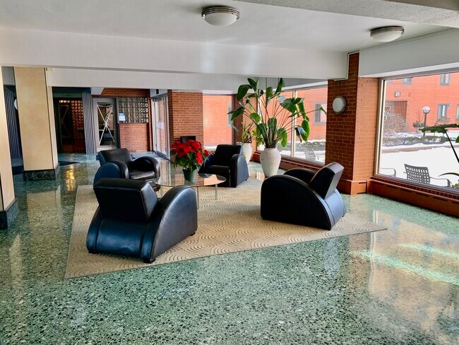Foto del edificio - 5056 N Marine Dr
