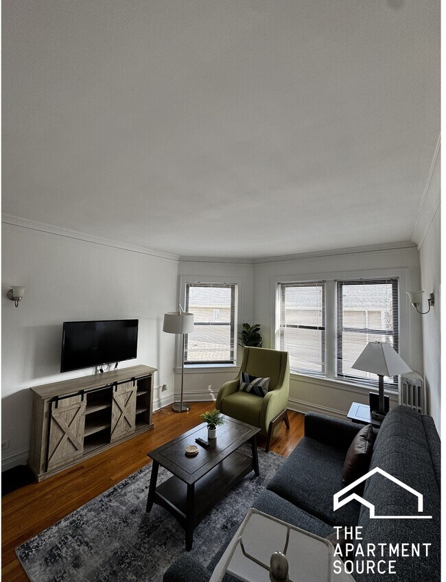 Building Photo - 1911 W Larchmont Ave