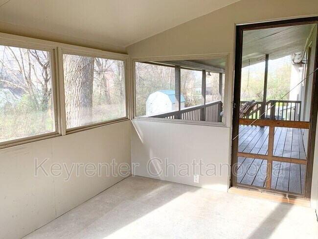 Building Photo - 1023 N Runyan Dr