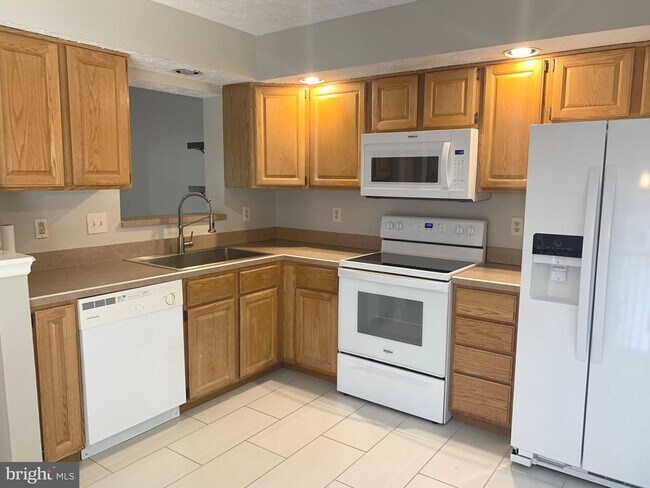 Foto del edificio - 2113 Commodore Ct