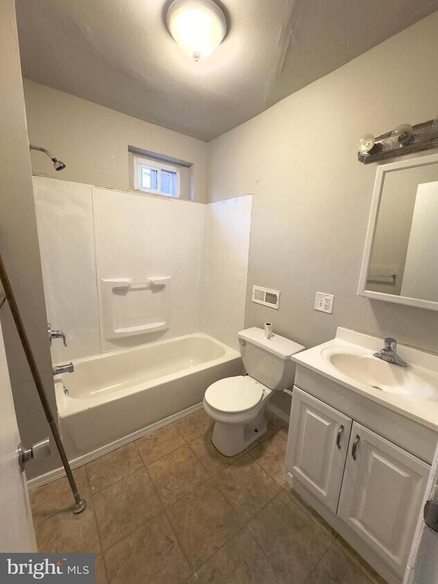 Foto del edificio - Spacious 5-Bedroom Home with Private Yard & Off-Street Parking in Upland