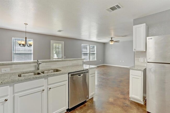 Building Photo - 5913 Silver Screen Dr