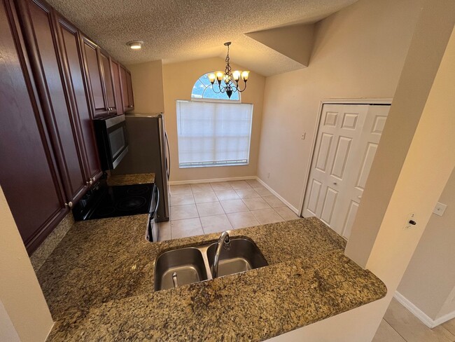 Building Photo - Move In 3Bed 2Bath Home / Fenced In Backyard
