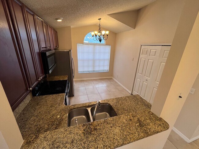 Foto del edificio - Move In 3Bed 2Bath Home / Fenced In Backyard