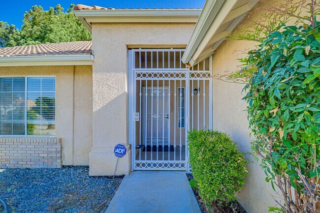 Foto del edificio - Spacious Home in SW Bakersfield!