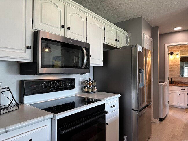 Foto del edificio - 896 Vaughn Rd