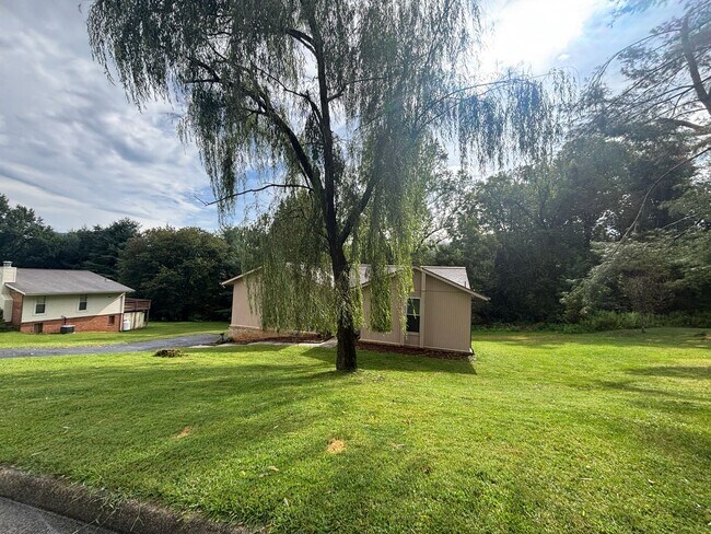 Foto del edificio - 6421 Orchard View Ln