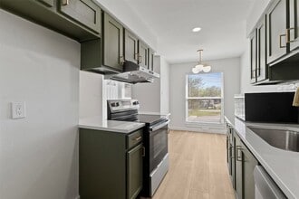 Building Photo - 908 Isbell Rd