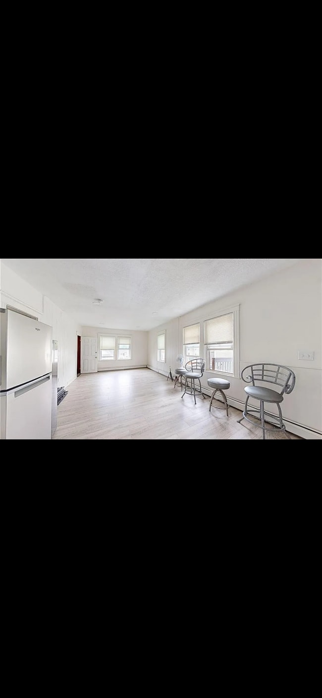 Building Photo - 163 Sabin St