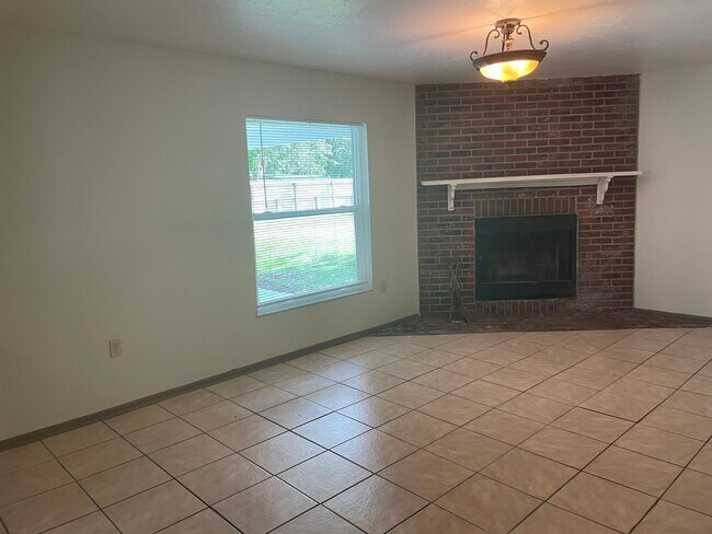 Building Photo - 2875 SE Rowena Ave