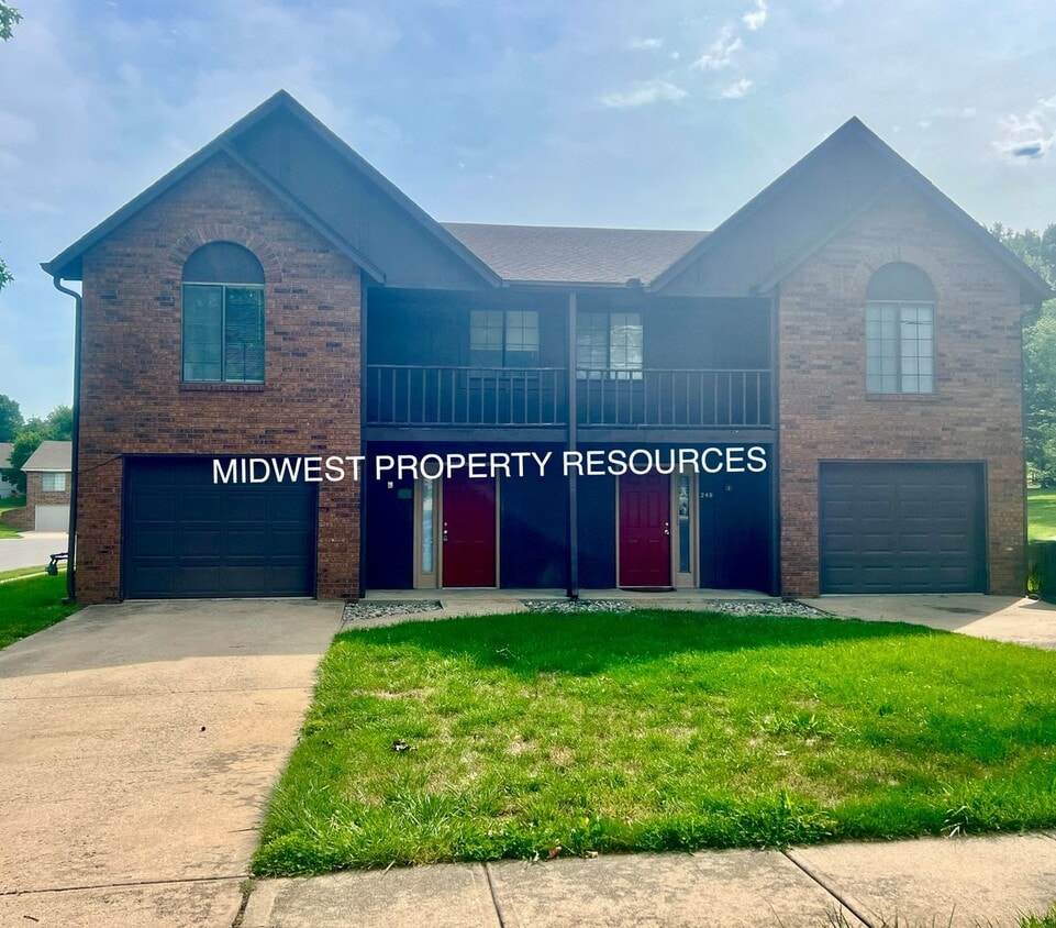 Primary Photo - Large 2 Bedroom/1 Bath Duplex in Lee's Summit