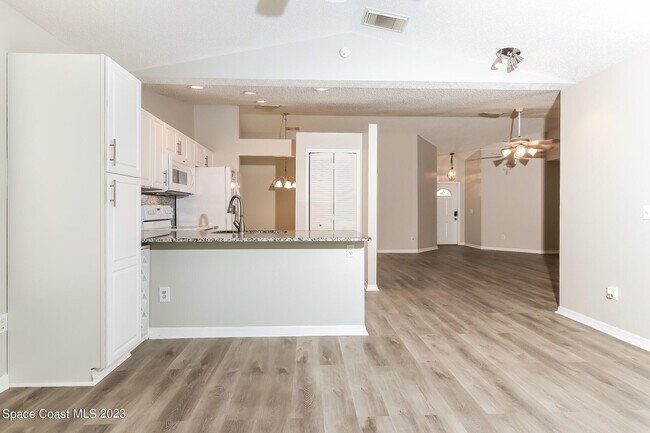 Building Photo - 2307 SW Kent Cir