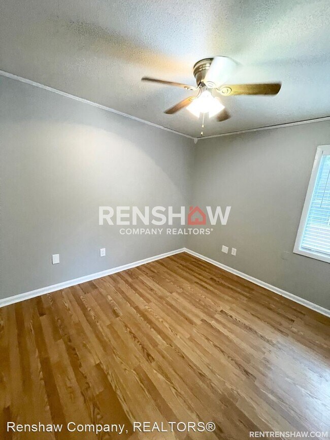 Building Photo - 3 br, 1 bath House - 494 S. Main St