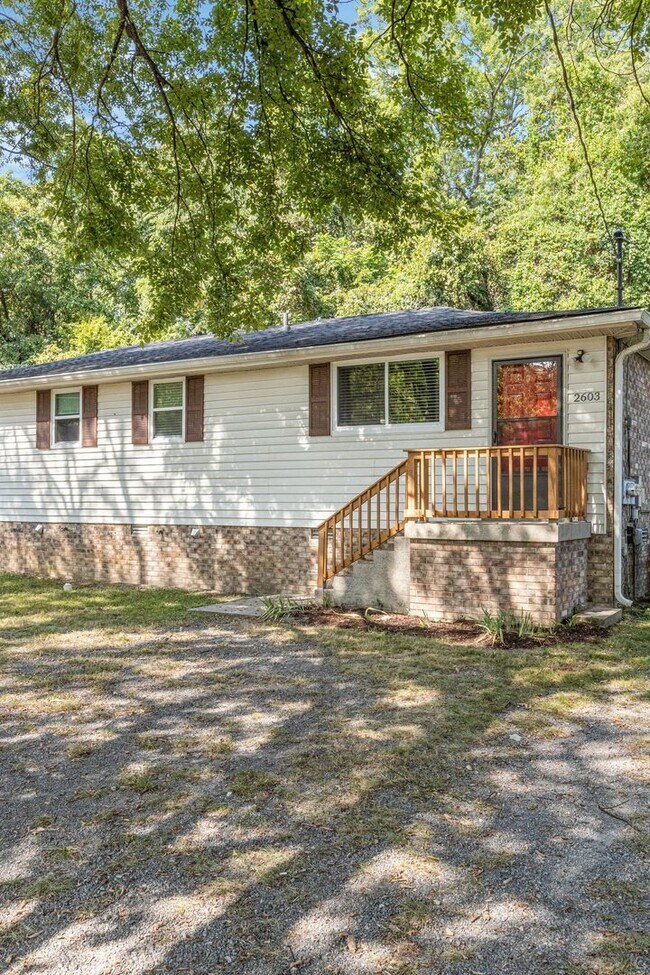 Foto del edificio - AVAILABLE NOW. 2 Bed 1 bath FOR LEASE in South Inglewood (East Nashville). $1675 Rent. Walk to Sh...