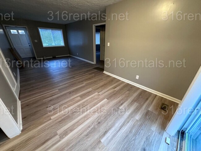 Building Photo - $1300 - 4 bed 1 bath home - Single Family Home