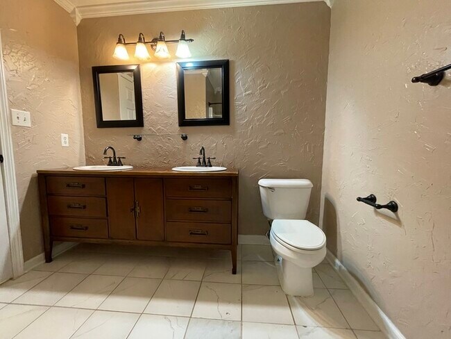 Foto del edificio - 200 Glen Bonnie Ln