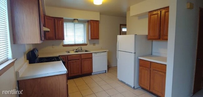 Building Photo - 3 br, 1.5 bath Townhome - 6745 N 75th St
