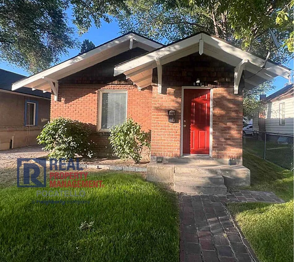 Foto principal - 3 bed 1 bath house - Near ISU