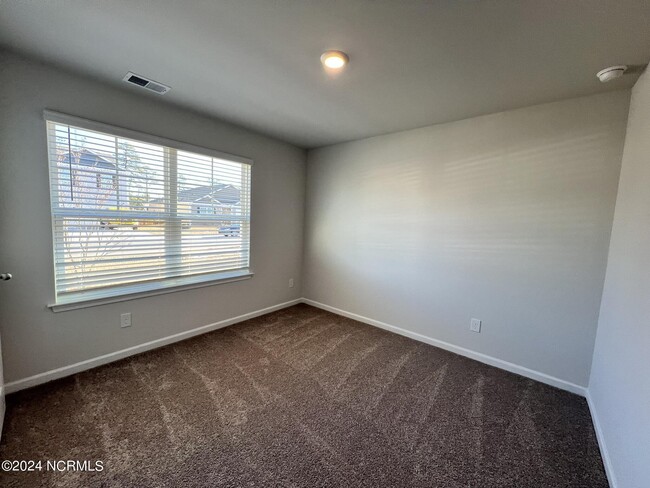 Foto del edificio - 8201 E Highcroft Dr NE