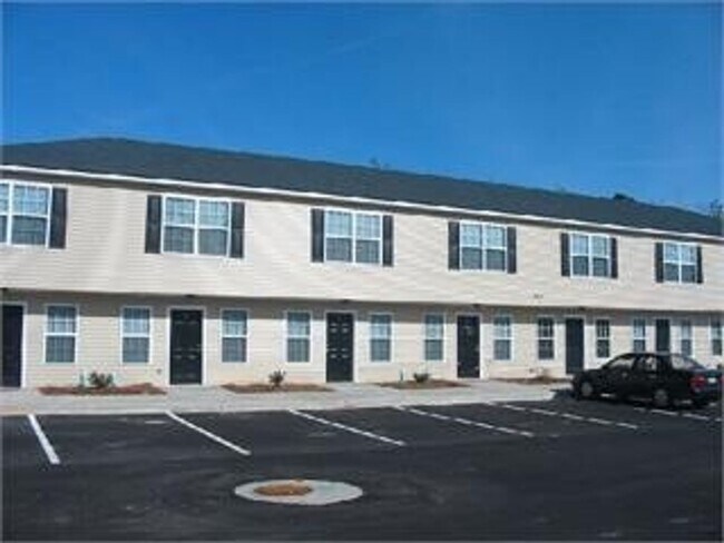 Building Photo - 2 bed/ 2.5 bathroom townhome. New move ins...